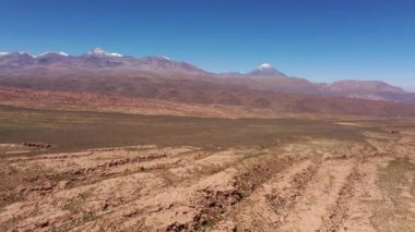 Atacama Çölü'nün havadan ham görüntüleri inanılmaz kum oluşumları, lav akıntıları, Volkanlar, Licancabur gibi inanılmaz engebeli volkanik manzara ve Dünya'daki jeolojik hatalar, dehşet verici bir manzara