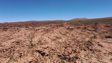 Atacama Çölü'nün havadan ham görüntüleri inanılmaz kum oluşumları, lav akıntıları, Volkanlar, Licancabur gibi inanılmaz engebeli volkanik manzara ve Dünya'daki jeolojik hatalar, dehşet verici bir manzara