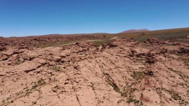 Atacama Çölü'nün havadan ham görüntüleri inanılmaz kum oluşumları, lav akıntıları, Volkanlar, Licancabur gibi inanılmaz engebeli volkanik manzara ve Dünya'daki jeolojik hatalar, dehşet verici bir manzara