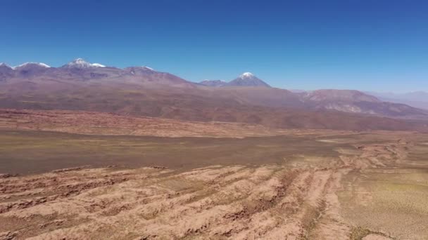 Aerial Raw Filmvisning Atacama Desert Fantastisk Robust Vulkaniskt Landskap Med — Stockvideo