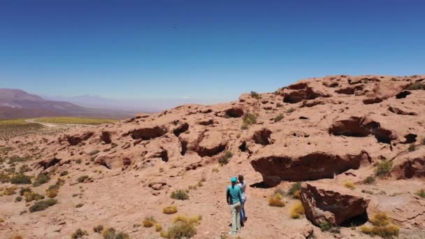 Flygbilder Två Kvinnor Leker Med Drone Utomhus Atacama Desert Valleys — Stockvideo