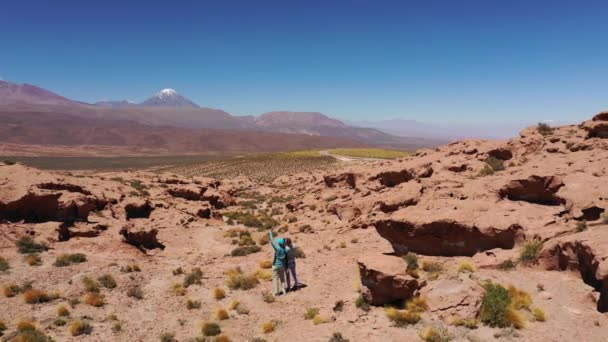 Flygbilder Två Kvinnor Leker Med Drone Tar Selfies Atacama Desert — Stockvideo