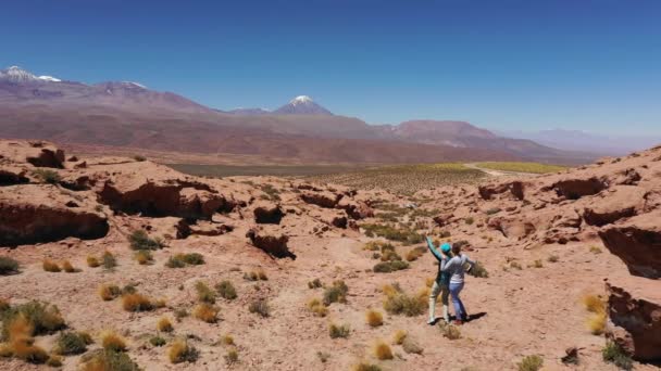 Imagens Aéreas Duas Mulheres Brincando Com Drones Tirando Selfies Nos — Vídeo de Stock