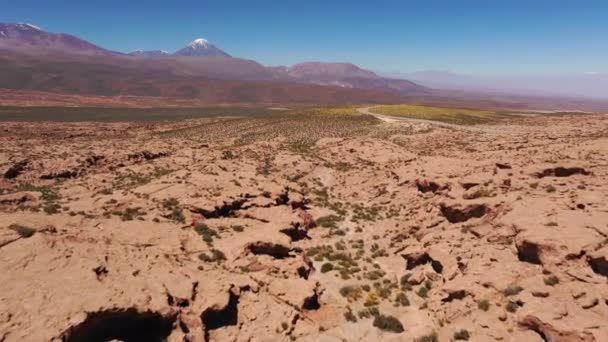Vista Aérea Imágenes Bruto Del Desierto Atacama Paisaje Volcánico Escarpado — Vídeo de stock