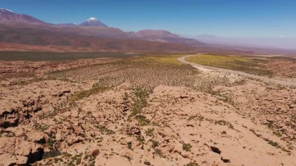 アタカマ砂漠の空中生映像ビュー 信じられないほどの砂の形成 溶岩の流れ リカンキャバーのような火山 地球上の地質学的断層 畏敬の念を持つ素晴らしい険しい火山風景 — ストック動画