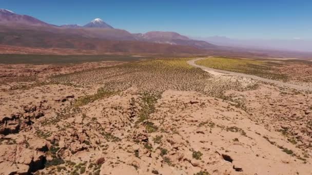 Vista Aérea Imágenes Bruto Del Desierto Atacama Paisaje Volcánico Escarpado — Vídeo de stock