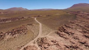 Atacama Çölü'nün havadan ham görüntüleri inanılmaz kum oluşumları, lav akıntıları, Volkanlar, Licancabur gibi inanılmaz engebeli volkanik manzara ve Dünya'daki jeolojik hatalar, dehşet verici bir manzara
