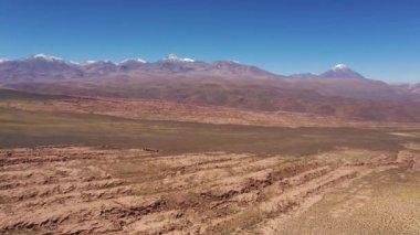 Atacama Çölü'nün havadan ham görüntüleri inanılmaz kum oluşumları, lav akıntıları, Volkanlar, Licancabur gibi inanılmaz engebeli volkanik manzara ve Dünya'daki jeolojik hatalar, dehşet verici bir manzara