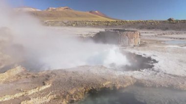 El Tatio Geysers Atacama çölde, And dağları içinde 4500 masl inanılmaz termal kaynak suları yeraltında bir hayranlık jeotermal aktivite ile bir yer. Atacama sahnesinde volkanik aktivite