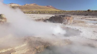 El Tatio Geysers Atacama çölde, And dağları içinde 4500 masl inanılmaz termal kaynak suları yeraltında bir hayranlık jeotermal aktivite ile bir yer. Atacama sahnesinde volkanik aktivite
