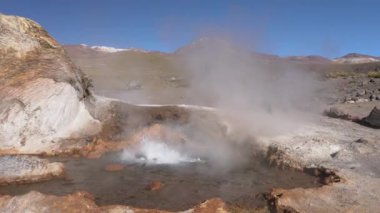 El Tatio Geysers Atacama çölde, And dağları içinde 4500 masl inanılmaz termal kaynak suları yeraltında bir hayranlık jeotermal aktivite ile bir yer. Atacama sahnesinde volkanik aktivite
