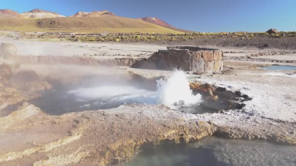 アタカマ砂漠のエル タティオ ガイザーズは アンデス山脈内の4500マスルで素晴らしい温泉水を地下に畏敬の念を抱く地熱活動を行っています アタカマの火山活動 — ストック動画