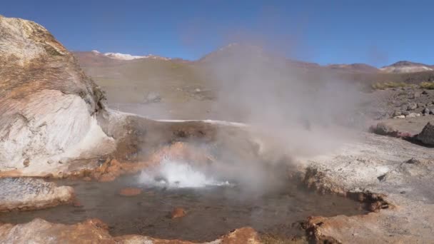 アタカマ砂漠のエル タティオ ガイザーズは アンデス山脈内の4500マスルで素晴らしい温泉水を地下に畏敬の念を抱く地熱活動を行っています アタカマの火山活動 — ストック動画