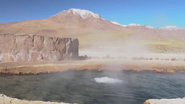 阿塔卡马沙漠的El Tatio Geysers 在安第斯山脉内4500个马斯尔的神奇温泉水域 在地下有令人惊艳的地热活动 阿塔卡马风景区的火山活动 — 图库视频影像