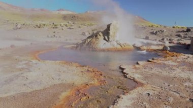 El Tatio Geysers Atacama çölde, And dağları içinde 4500 masl inanılmaz termal kaynak suları yeraltında bir hayranlık jeotermal aktivite ile bir yer. Atacama sahnesinde volkanik aktivite