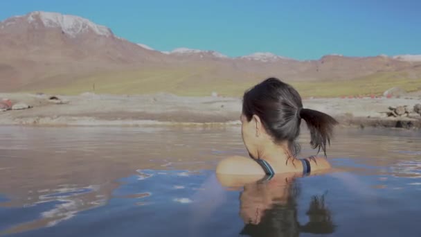 Mulher Tomando Banho Tatio Geysers Fontes Termais Deserto Atacama Águas — Vídeo de Stock