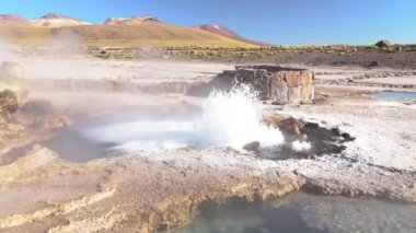 El Tatio Geysers Atacama çölde, And dağları içinde 4500 masl inanılmaz termal kaynak suları yeraltında bir hayranlık jeotermal aktivite ile bir yer. Atacama sahnesinde volkanik aktivite
