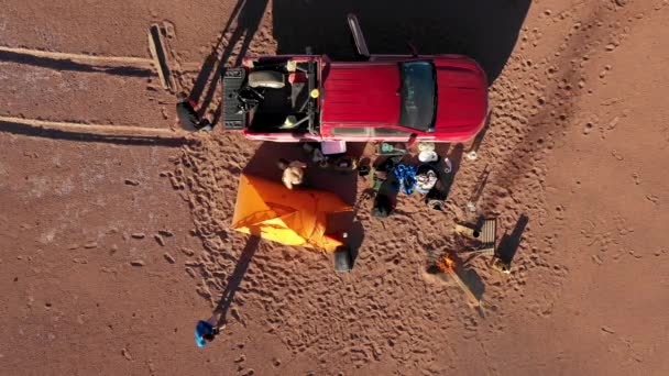 Vista Aérea Una Parada Desierto Camping Con Una Tienda Campaña — Vídeo de stock