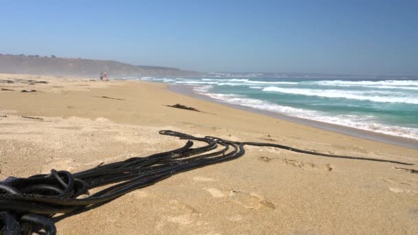 Zwei Personen Die Auf Einem Sandstrand Richtung Horizont Gehen Vor — Stockvideo