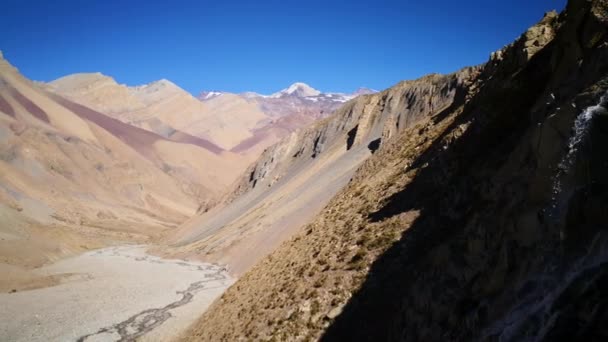 Panoramisch Uitzicht Berg Kreek — Stockvideo