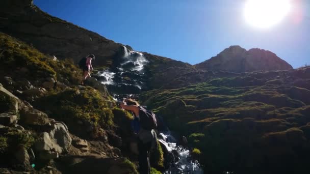 Zwei Wanderinnen Überqueren Einen Wasserfall Zentralgebirge Die Sonnensilhouette Dahinter Wunderbare — Stockvideo