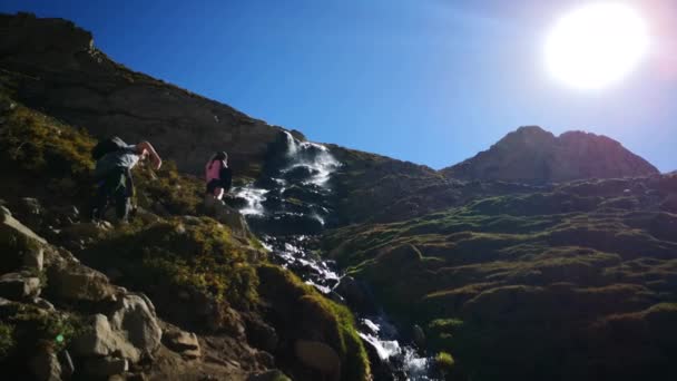 Zwei Wanderinnen Überqueren Einen Wasserfall Zentralgebirge Die Sonnensilhouette Dahinter Wunderbare — Stockvideo