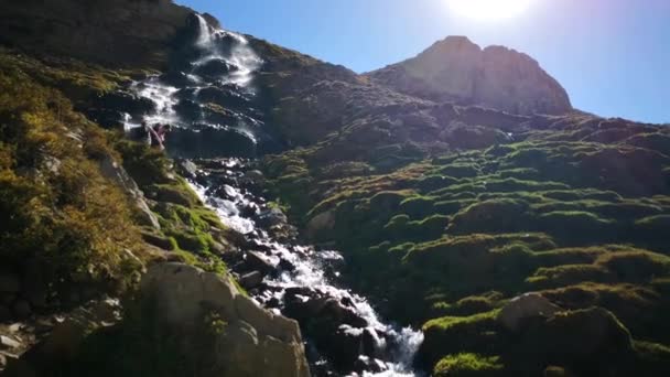 Due Donne Escursioniste Attraversano Una Cascata All Interno Delle Montagne — Video Stock