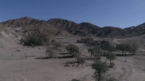 アタカマ砂漠の田舎のディエゴ アルマグロの町の上空の空中映像 ドローンビュー 乾燥地での採掘活動を支援する遠隔地の町 木々と家々のある谷の眺め — ストック動画