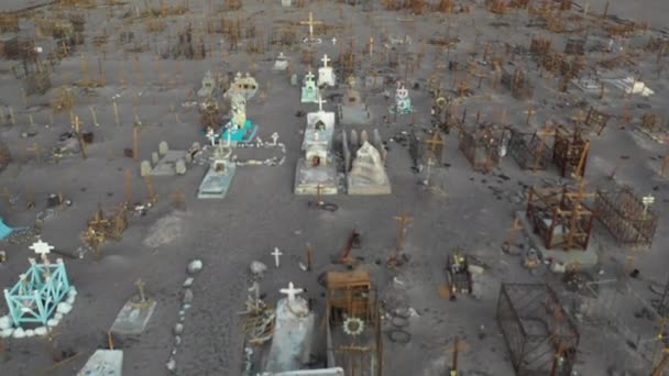 航空映像 アタカマ砂漠内の古い放棄された鉱山ソルトペーターの人々の墓地の畏敬の念は 日没時間中に遠隔地で安らかに休むために孤独 タルタルパート1 — ストック動画