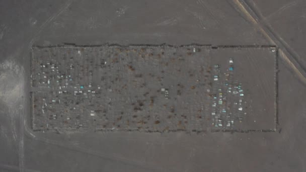 空中镜头 在阿塔卡马沙漠内一个古老的废弃采矿盐人墓地的鸟瞰 在日落时分 在偏僻的地方安息 塔尔塔尔第 — 图库视频影像