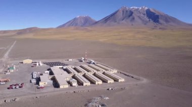 Havadan görüntüler. Jeotermal kamp fazla 3,500 masl Şili altiplano Içinde Anddağları Içinde San Pedro Volcano alanlarında. Evler, bir güneş enerjisi tesisi ve jeotermal enerji ofisleri