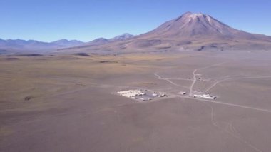 Havadan görüntüler. Jeotermal kamp fazla 3,500 masl Şili altiplano Içinde Anddağları Içinde San Pedro Volcano alanlarında. Evler, bir güneş enerjisi tesisi ve jeotermal enerji ofisleri