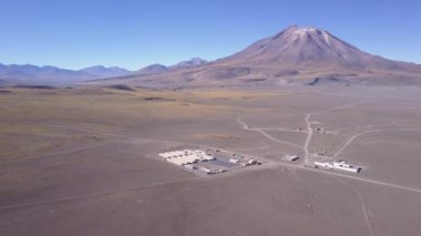 Havadan görüntüler. Jeotermal kamp fazla 3,500 masl Şili altiplano Içinde Anddağları Içinde San Pedro Volcano alanlarında. Evler, bir güneş enerjisi tesisi ve jeotermal enerji ofisleri
