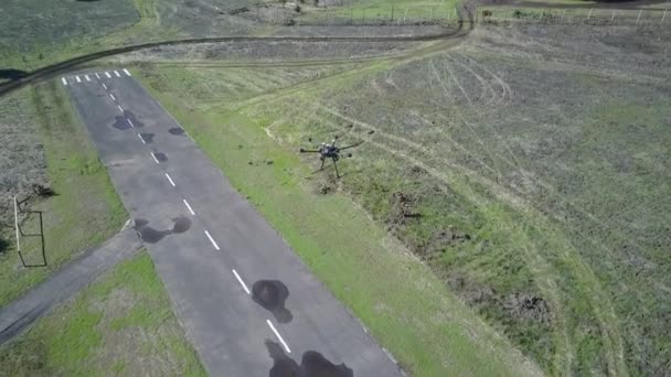 Drone Images Uav Atterrissant Après Avoir Effectué Une Topographie Aérienne — Video