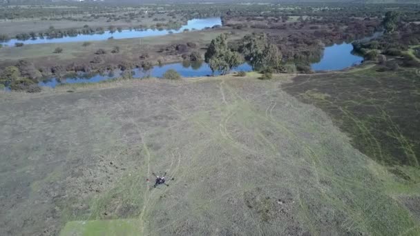 Véhicule aérien sans pilote (UAV) utilisé pour cartographier une zone rurale de la campagne chilienne. Avec l'utilisation d'un autre drone poursuivant le drone effectuant l'analyse de l'enquête ou le champ rural. Réduction de temps pour les études topographiques du sol  