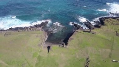 Paskalya Adası'nda Ahu Vai Uri ve Ahu Tahai Moais platformları üzerinde Hava Görüntüleri. Moais heykelleri ve kıyı şeridinden yakın bir insansız hava aracı geçiyor. Moai ve gelenekleri arkasındaki şaşırtıcı tarih