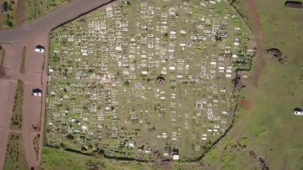 空中镜头 复活节岛内汉加罗阿人墓地的Awe鸟瞰图 孤独地在太平洋悬崖前的偏远位置安息 一幅令人惊叹的风景 — 图库视频影像