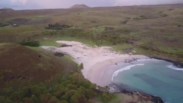 アナケナビーチの空中ドローン映像イースター島の太平洋の素晴らしい 牧歌的で野生のビーチアナケナビーチでアフナウナウナウのような素晴らしい旅行先 — ストック動画