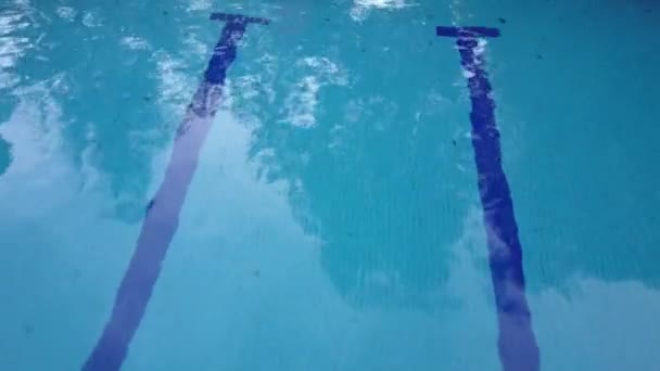 空中原始镜头在典型的西班牙别墅后院游泳池与水反射的花园树木从西班牙在马德里的旧游泳池的复古场景 — 图库视频影像