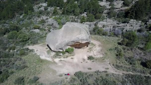 Vista Aérea Tolmo Dentro Del Parque Regional Pedriza — Vídeos de Stock