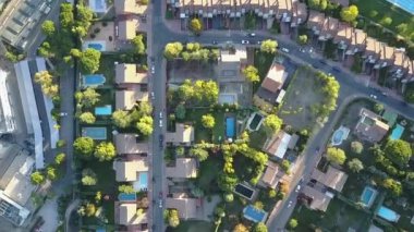 Madrid şehrine yakın bir yerleşim bölgesinin havai görünümü, drone ağaçlar, yüzme havuzları dolu alanın görünümünü artırarak uçan ve bakış inanılmaz bir hava açısından tipik bir İspanyol mahallenin kentsel planlama görme. 