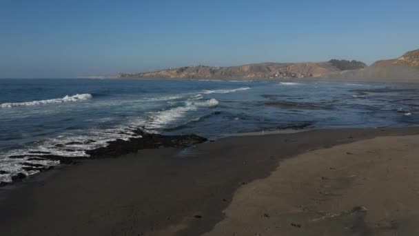 Luftaufnahme Des Strandes Von Las Brisas — Stockvideo