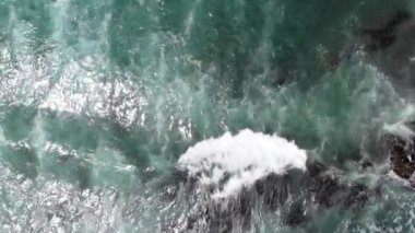 4k Hava Görüntüleri Dalgalar Las Brisas plaj turkuaz sularda sahile yaklaşan almak ve bakış bir drone havadan kum çökmesi için etkileyici formlar oluşturma, şaşırtıcı dalga deseni