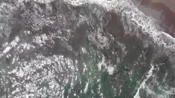 Aerial Footage Ondas Aproximando Costa Las Brisas Praia Águas Azul — Vídeo de Stock