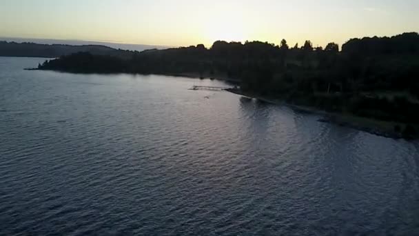 Lac Rupanco, région des lacs du sud du Chili sur une incroyable vue aérienne du drone sur le lac, la forêt et la jetée avec les voiliers dessus, une séquence aérienne idyllique du drone 