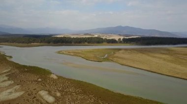 Valparaiso bölgesinde Salinas de Pulllally plaj bir havadan görünümü kum tepeleri ile inanılmaz ve vahşi bir plaj, bir delta nehri ve merkezi Şili'de çok güzel bir sörf nokta, 4k Aerial Raw Drone Footage