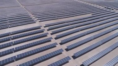 Atacama Çölü'nde kuru topraklar boyunca yüzlerce güneş enerjisi modülleri veya paneller satır hava görüntüleri, Şili. Büyük Fotovoltaik Pv Bitki görünümü bir hava drone noktasından çölün ortasında
