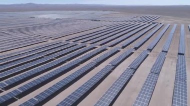 Atacama Çölü'nde kuru topraklar boyunca yüzlerce güneş enerjisi modülleri veya paneller satır hava görüntüleri, Şili. Büyük Fotovoltaik Pv Bitki görünümü bir hava drone noktasından çölün ortasında