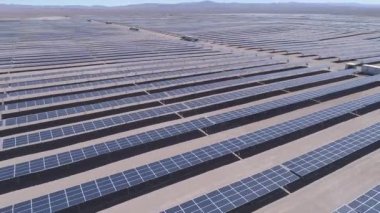 Atacama Çölü'nde kuru topraklar boyunca yüzlerce güneş enerjisi modülleri veya paneller satır hava görüntüleri, Şili. Büyük Fotovoltaik Pv Bitki görünümü bir hava drone noktasından çölün ortasında