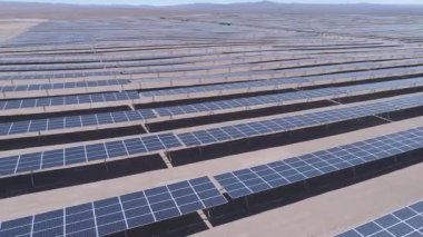 Atacama Çölü'nde kuru topraklar boyunca yüzlerce güneş enerjisi modülleri veya paneller satır hava görüntüleri, Şili. Büyük Fotovoltaik Pv Bitki görünümü bir hava drone noktasından çölün ortasında